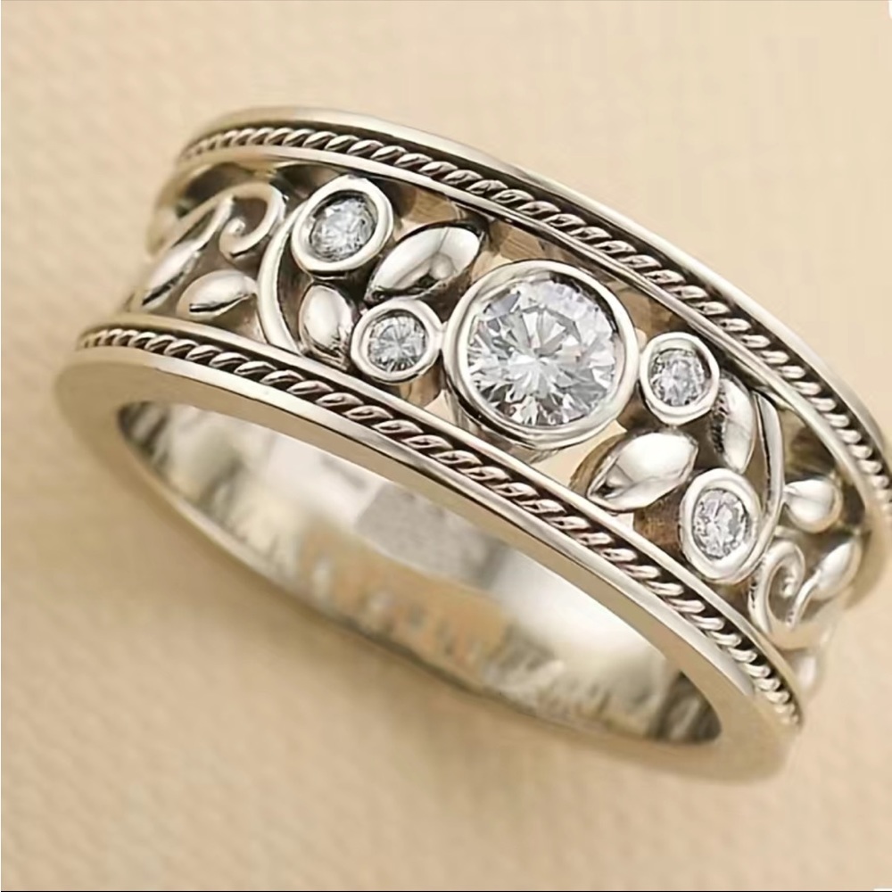 New 925 Silver Gorgeous 925 Zircon Ring - Picture 2 of 5